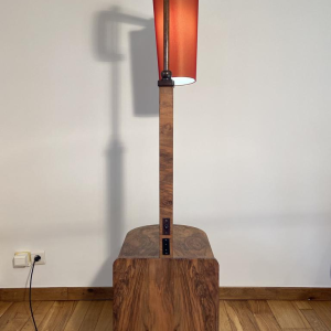 Staande lamp/leeslamp van hout en fineer met oranje lampenkap, circa 1950.