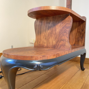 Staande lamp/leeslamp van hout en fineer met oranje lampenkap, circa 1950.