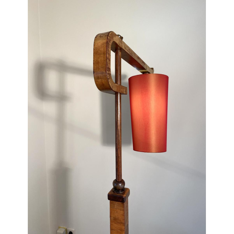 Staande lamp/leeslamp van hout en fineer met oranje lampenkap, circa 1950.