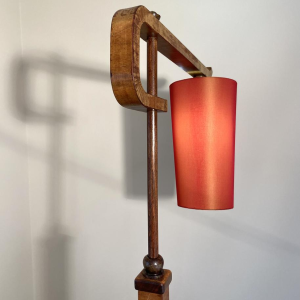 Staande lamp/leeslamp van hout en fineer met oranje lampenkap, circa 1950.