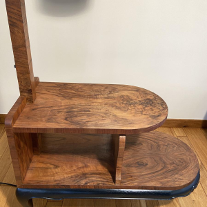 Staande lamp/leeslamp van hout en fineer met oranje lampenkap, circa 1950.