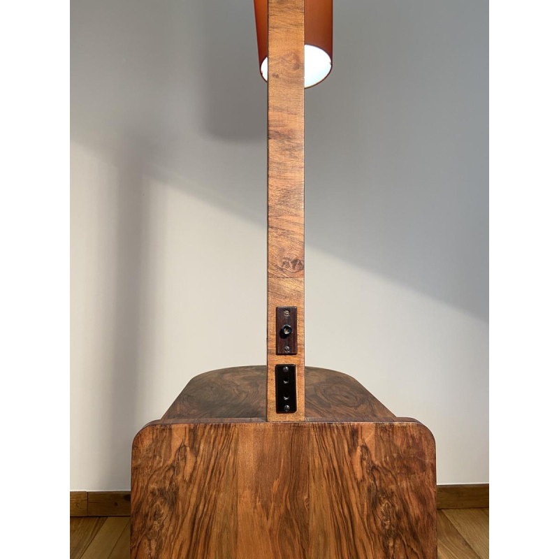 Staande lamp/leeslamp van hout en fineer met oranje lampenkap, circa 1950.