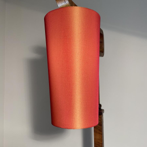 Staande lamp/leeslamp van hout en fineer met oranje lampenkap, circa 1950.