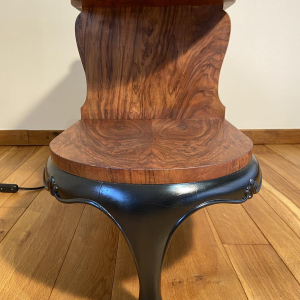 Staande lamp/leeslamp van hout en fineer met oranje lampenkap, circa 1950.