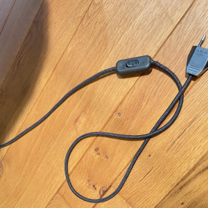 Staande lamp/leeslamp van hout en fineer met oranje lampenkap, circa 1950.