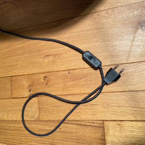 Staande lamp/leeslamp van hout en fineer met oranje lampenkap, circa 1950.