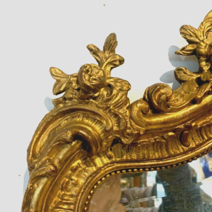 Miroir de style Louis XV Rocaille en bois et stuc doré, début XXᵉ siècle