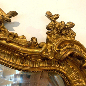 Miroir de style Louis XV Rocaille en bois et stuc doré, début XXᵉ siècle