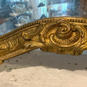 Miroir de style Louis XV Rocaille en bois et stuc doré, début XXᵉ siècle