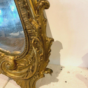 Miroir de style Louis XV Rocaille en bois et stuc doré, début XXᵉ siècle