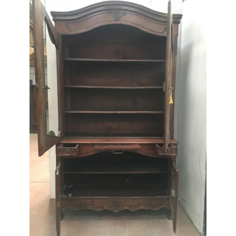 Buffet en deux corps Louis XV en noyer massif, XVIIIᵉ siècle