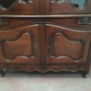 Buffet en deux corps Louis XV en noyer massif, XVIIIᵉ siècle