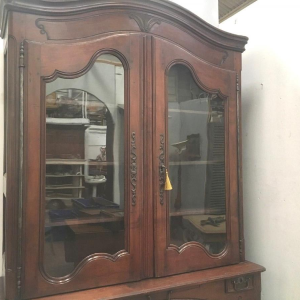 Tweedelig buffetkast in Lodewijk XV-stijl, vervaardigd uit massief walnotenhout, 18e eeuw.