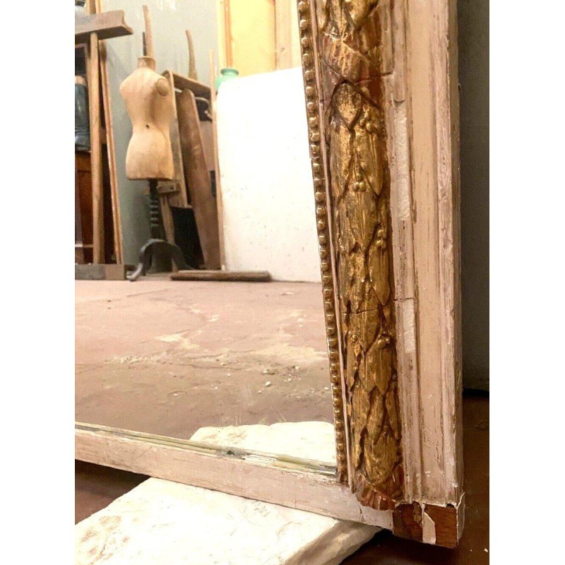 Spiegel in Lodewijk XV-stijl van hout met verguld en gepatineerd stucwerk, 19e eeuw.