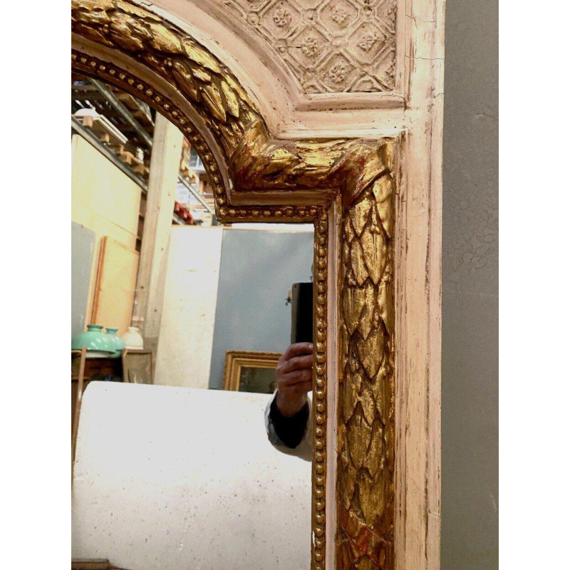 Miroir de style Louis XV en bois et stuc doré et patiné, XIXᵉ siècle