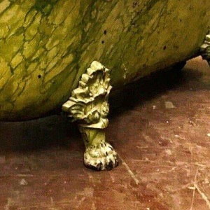 Baignoire en fonte émaillée, patine faux marbre, pieds griffes, XIXᵉ siècle