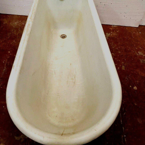 Baignoire en fonte émaillée, patine faux marbre, pieds griffes, XIXᵉ siècle