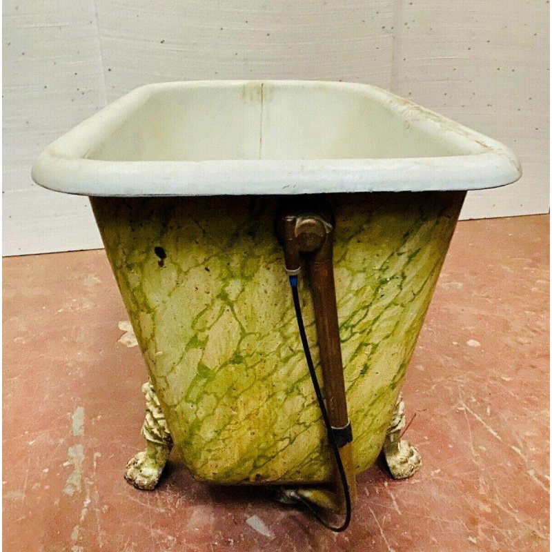 Baignoire en fonte émaillée, patine faux marbre, pieds griffes, XIXᵉ siècle