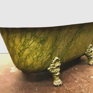 Baignoire en fonte émaillée, patine faux marbre, pieds griffes, XIXᵉ siècle