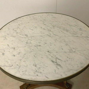 Mahoniehouten tafel met driepoot en marmeren blad in Empire-stijl, 20e eeuw.