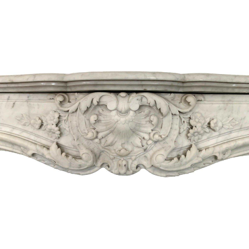 Cheminée de style Louis XV en marbre blanc de Carrare, XIXᵉ siècle