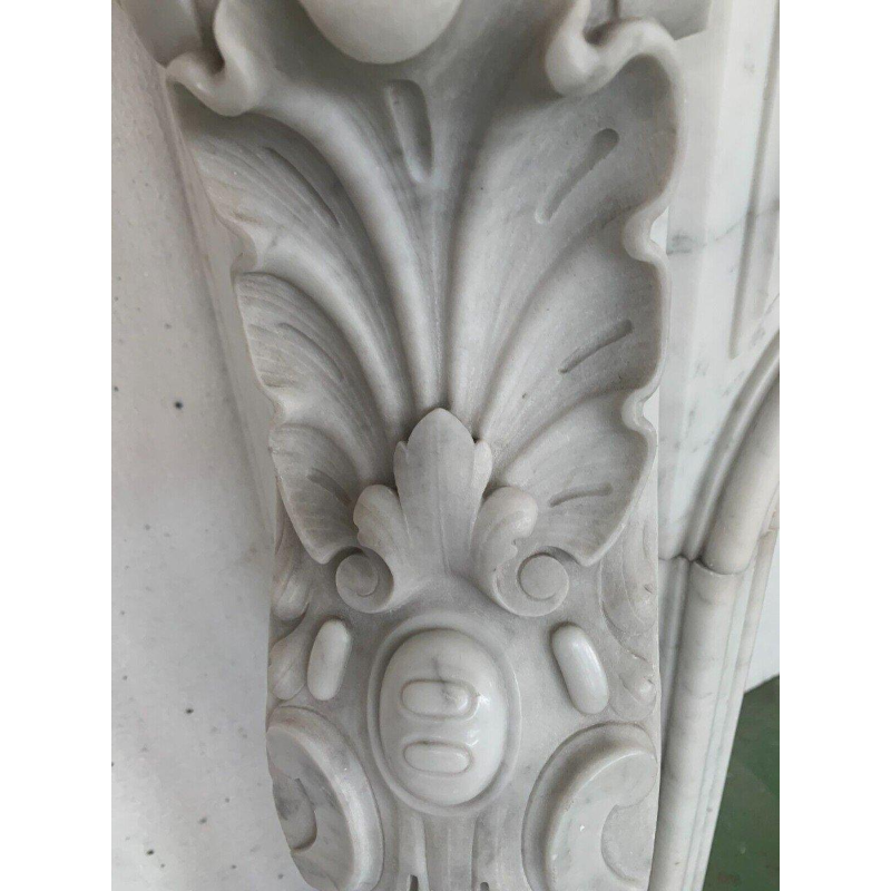 Cheminée de style Louis XV en marbre blanc de Carrare, XIXᵉ siècle