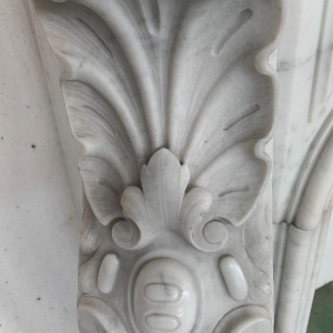 Open haard in Lodewijk XV-stijl van wit Carrara-marmer, 19e eeuw.