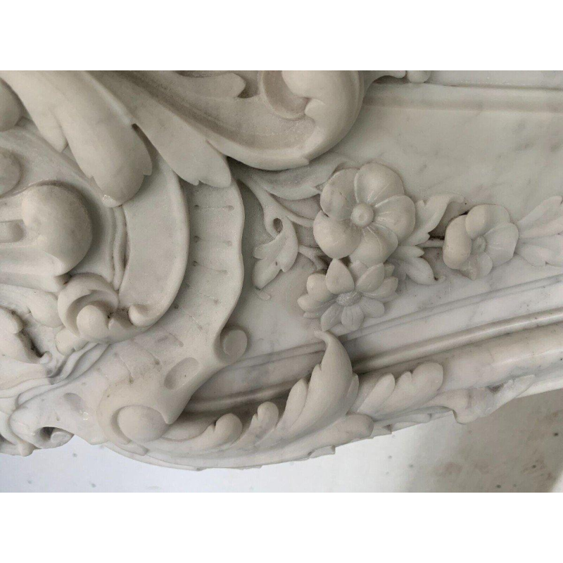 Cheminée de style Louis XV en marbre blanc de Carrare, XIXᵉ siècle