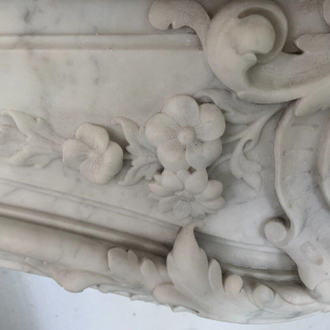 Cheminée de style Louis XV en marbre blanc de Carrare, XIXᵉ siècle