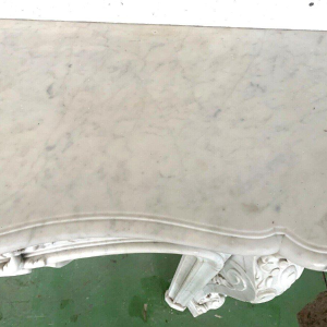 Cheminée de style Louis XV en marbre blanc de Carrare, XIXᵉ siècle