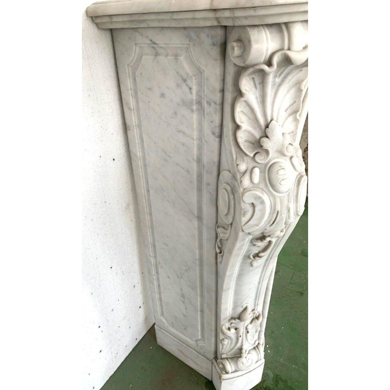 Cheminée de style Louis XV en marbre blanc de Carrare, XIXᵉ siècle