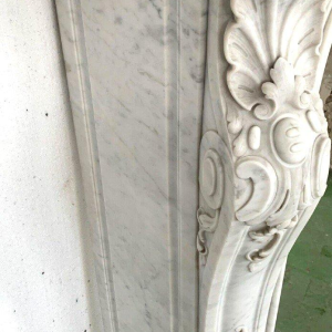 Cheminée de style Louis XV en marbre blanc de Carrare, XIXᵉ siècle