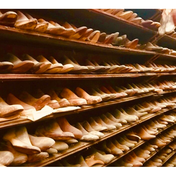 Important lot de moules / formes à chaussures / pieds, bois et métal, 6000/7000 pièces, XXe siècle