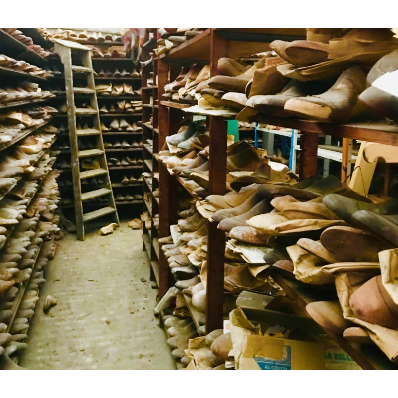 Important lot de moules / formes à chaussures / pieds, bois et métal, 6000/7000 pièces, XXe siècle