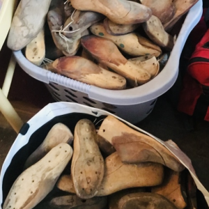 Important lot de moules / formes à chaussures / pieds, bois et métal, 6000/7000 pièces, XXe siècle