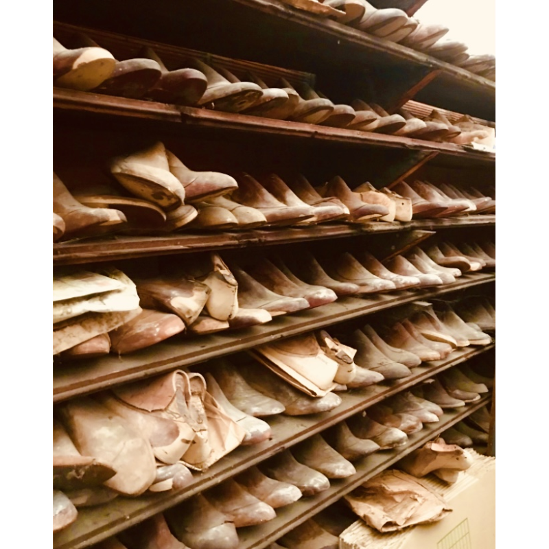 Important lot de moules / formes à chaussures / pieds, bois et métal, 6000/7000 pièces, XXe siècle