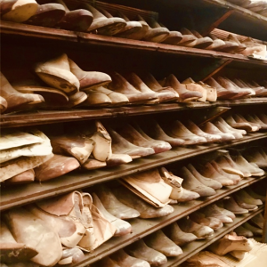 Important lot de moules / formes à chaussures / pieds, bois et métal, 6000/7000 pièces, XXe siècle