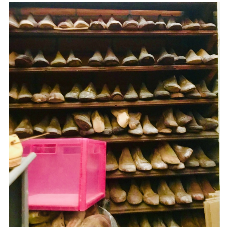 Important lot de moules / formes à chaussures / pieds, bois et métal, 6000/7000 pièces, XXe siècle