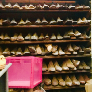 Grote verzameling schoen-/voetvormen, hout en metaal, 6000/7000 stuks, 20e eeuw