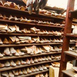 Important lot de moules / formes à chaussures / pieds, bois et métal, 6000/7000 pièces, XXe siècle