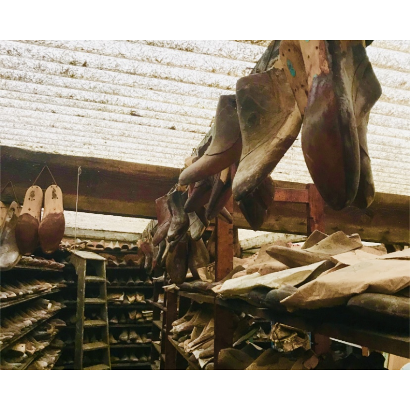 Important lot de moules / formes à chaussures / pieds, bois et métal, 6000/7000 pièces, XXe siècle