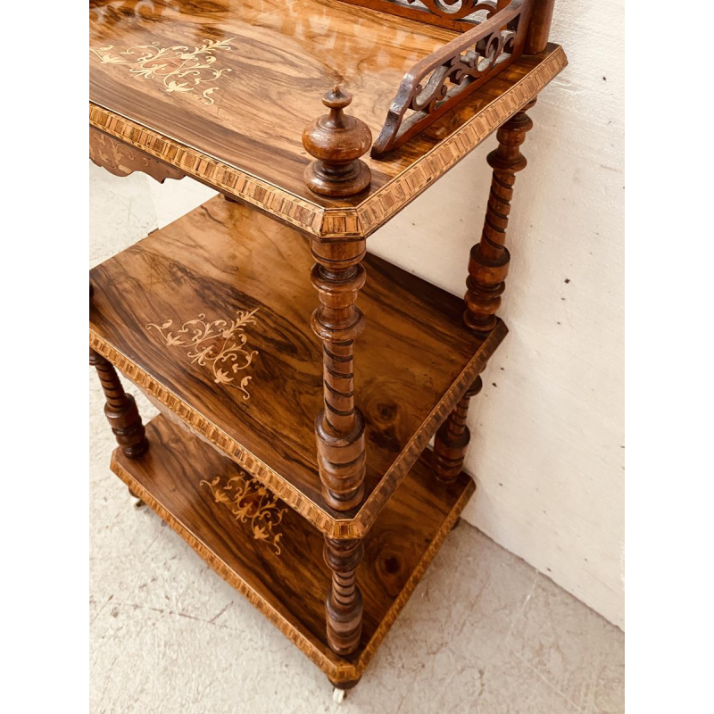 Consoletafel met drie plateaus van ingelegd mahoniehout, staanders van gedraaid hout, 19e eeuw