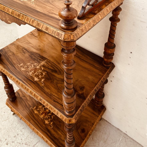 Console à triple plateaux en acajou marqueté, montant bois tourné, XIXe siècle