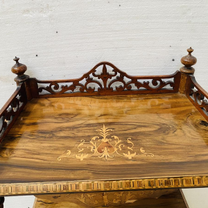 Console à triple plateaux en acajou marqueté, montant bois tourné, XIXe siècle