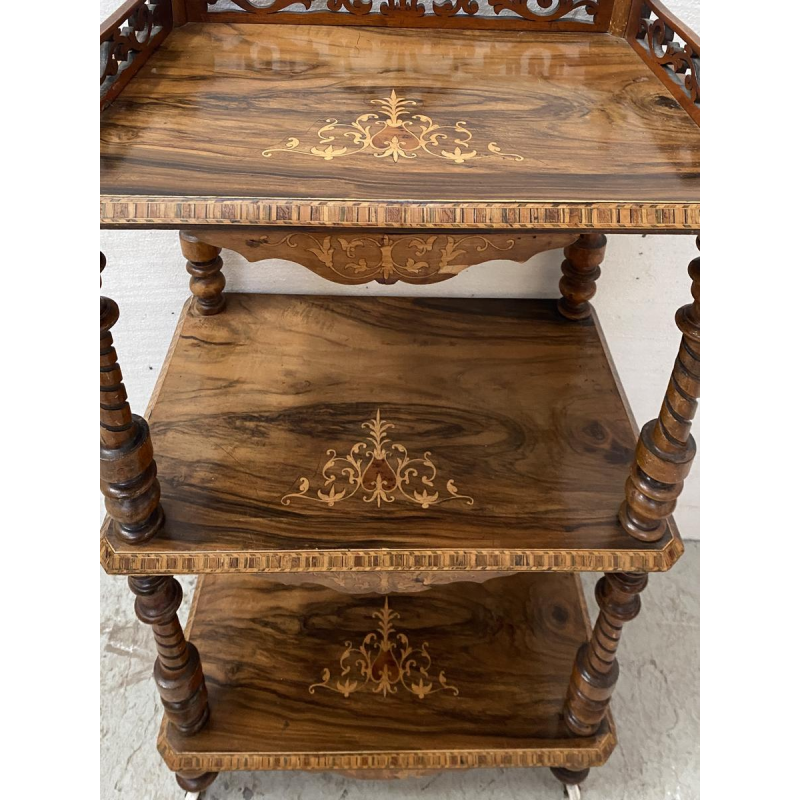 Console à triple plateaux en acajou marqueté, montant bois tourné, XIXe siècle