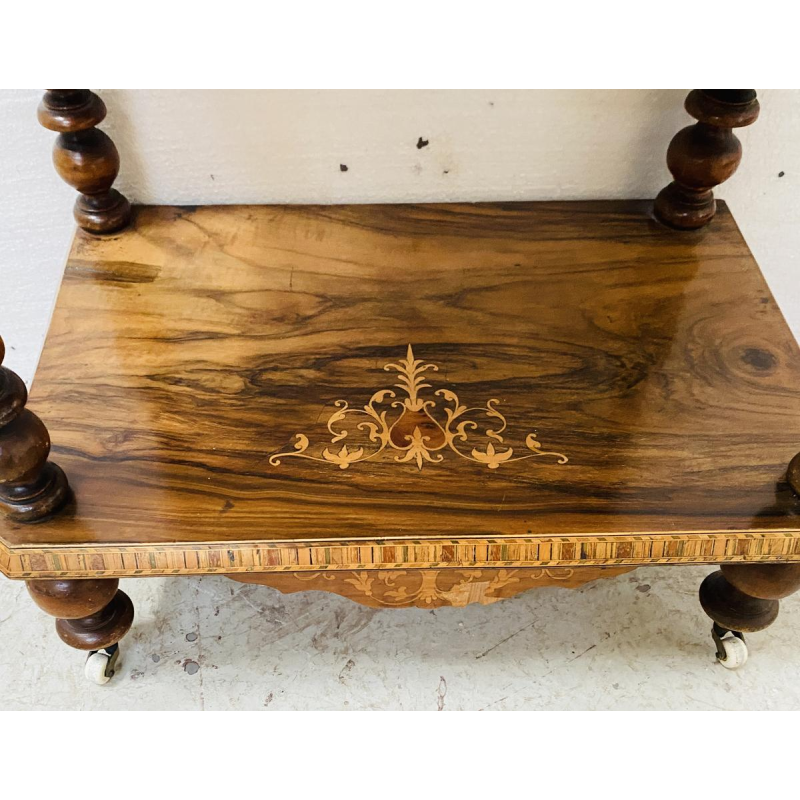 Consoletafel met drie plateaus van ingelegd mahoniehout, staanders van gedraaid hout, 19e eeuw