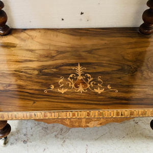 Console à triple plateaux en acajou marqueté, montant bois tourné, XIXe siècle