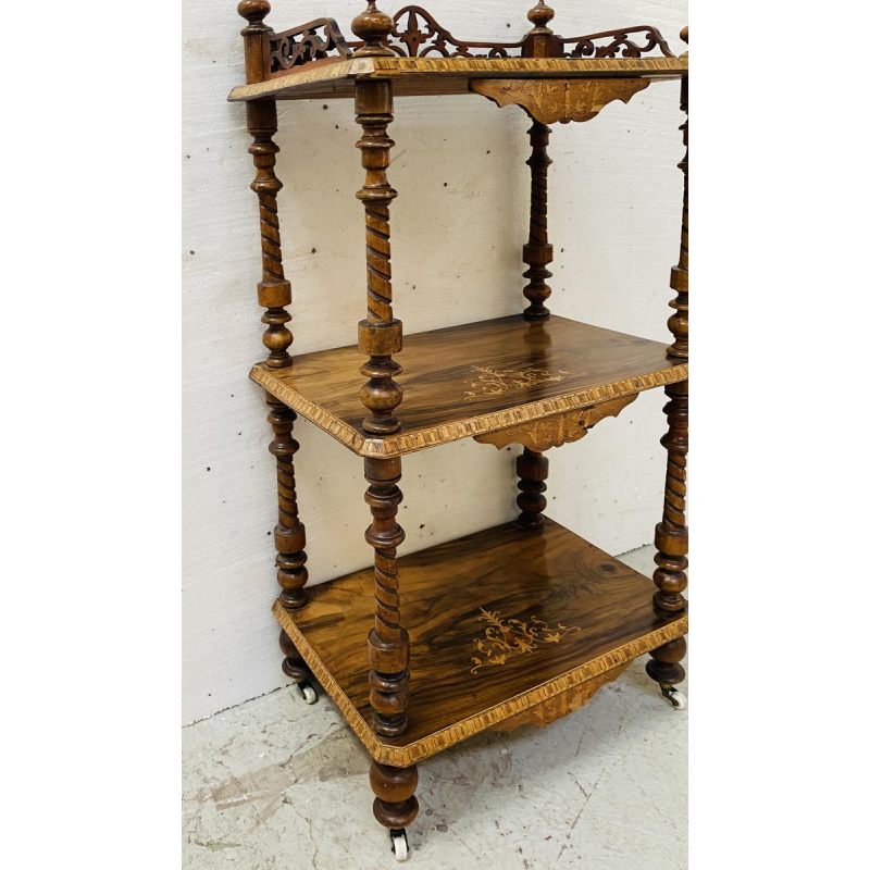 Console à triple plateaux en acajou marqueté, montant bois tourné, XIXe siècle