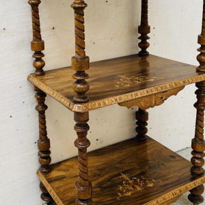 Console à triple plateaux en acajou marqueté, montant bois tourné, XIXe siècle