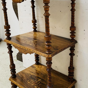 Consoletafel met drie plateaus van ingelegd mahoniehout, staanders van gedraaid hout, 19e eeuw